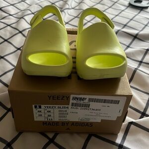 Yeezy Slides- Infant Glow 

US Size:4
